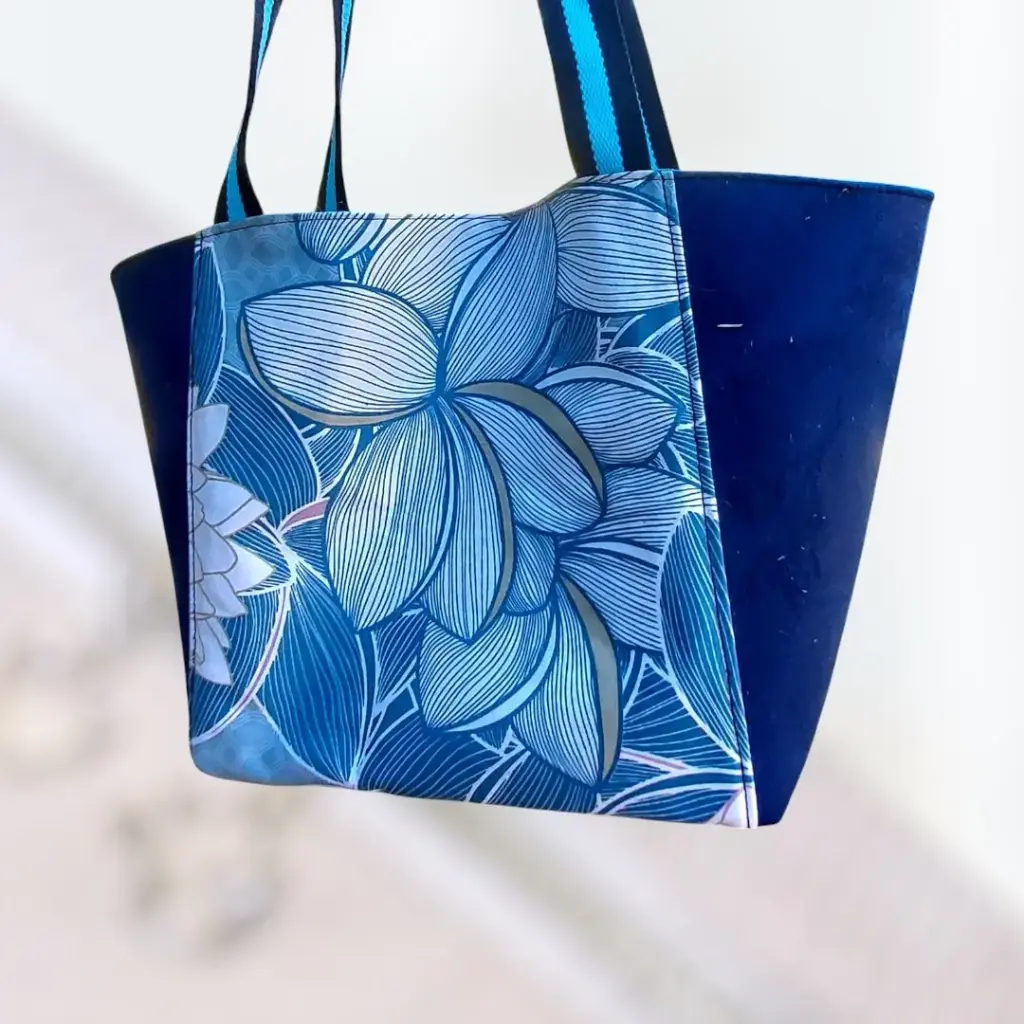 Sac cabas suédine et jacquard floral bleu