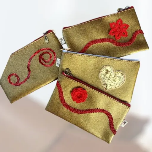 Trousses plates rouge et or simili cuir et fleur au crochet