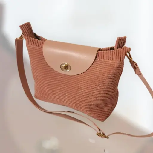 Sac messager velours côtelé rose à rabat